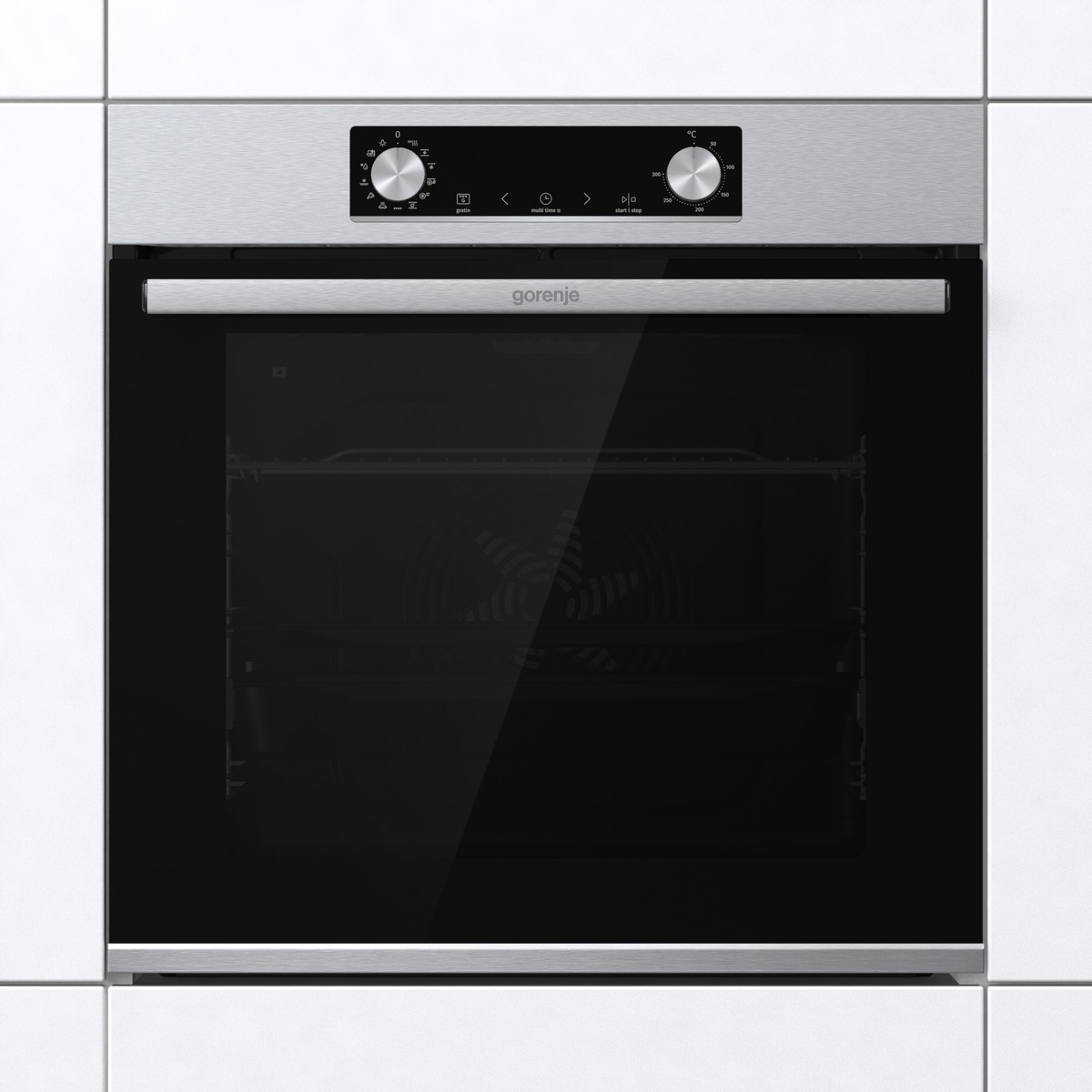 Ofen, eingebaut in einen weißen Küchenschrank. Er hat eine schwarze Glastür und silberne Bedienelemente.