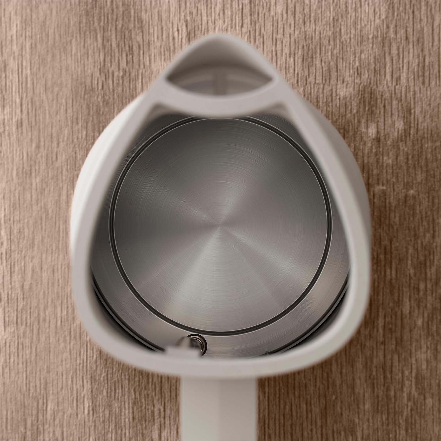 Vista dall'alto di un bollitore elettrico bianco con interno in acciaio inox.