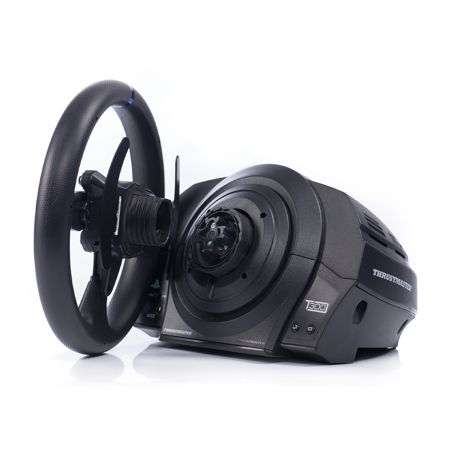Un volante da corsa nero e grigio con il logo Thrustmaster. È su sfondo bianco.