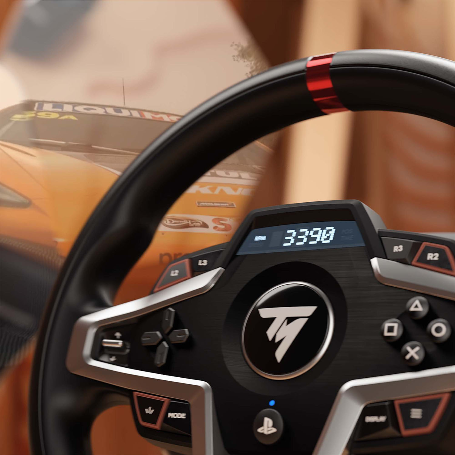 Volante da corsa nero e argento con display, pulsanti e immagine sfocata di un'auto sullo sfondo.