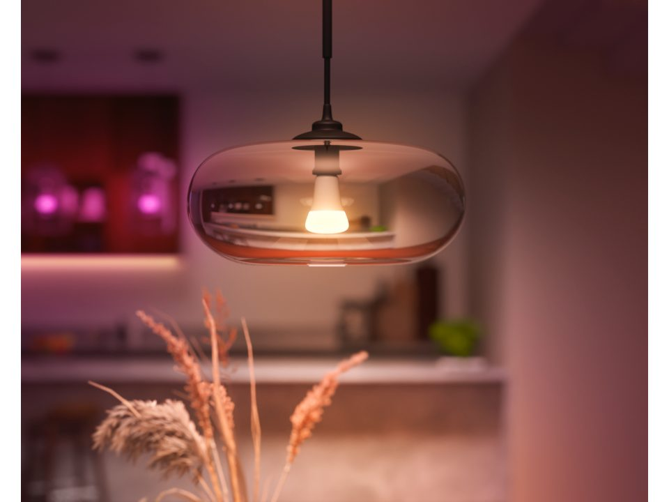 Un luminaire suspendu moderne avec un abat-jour en verre, éclairant une pièce.