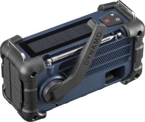 Ein blaues und schwarzes Dynamo-Radio mit Kurbel, Solarpanel und kleiner Antenne. Es befindet sich auf weißem Hintergrund.