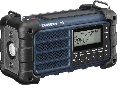 Schwarzes und blaues robustes Radio mit Bedienelementen, Display und Antenne, weißer Hintergrund.