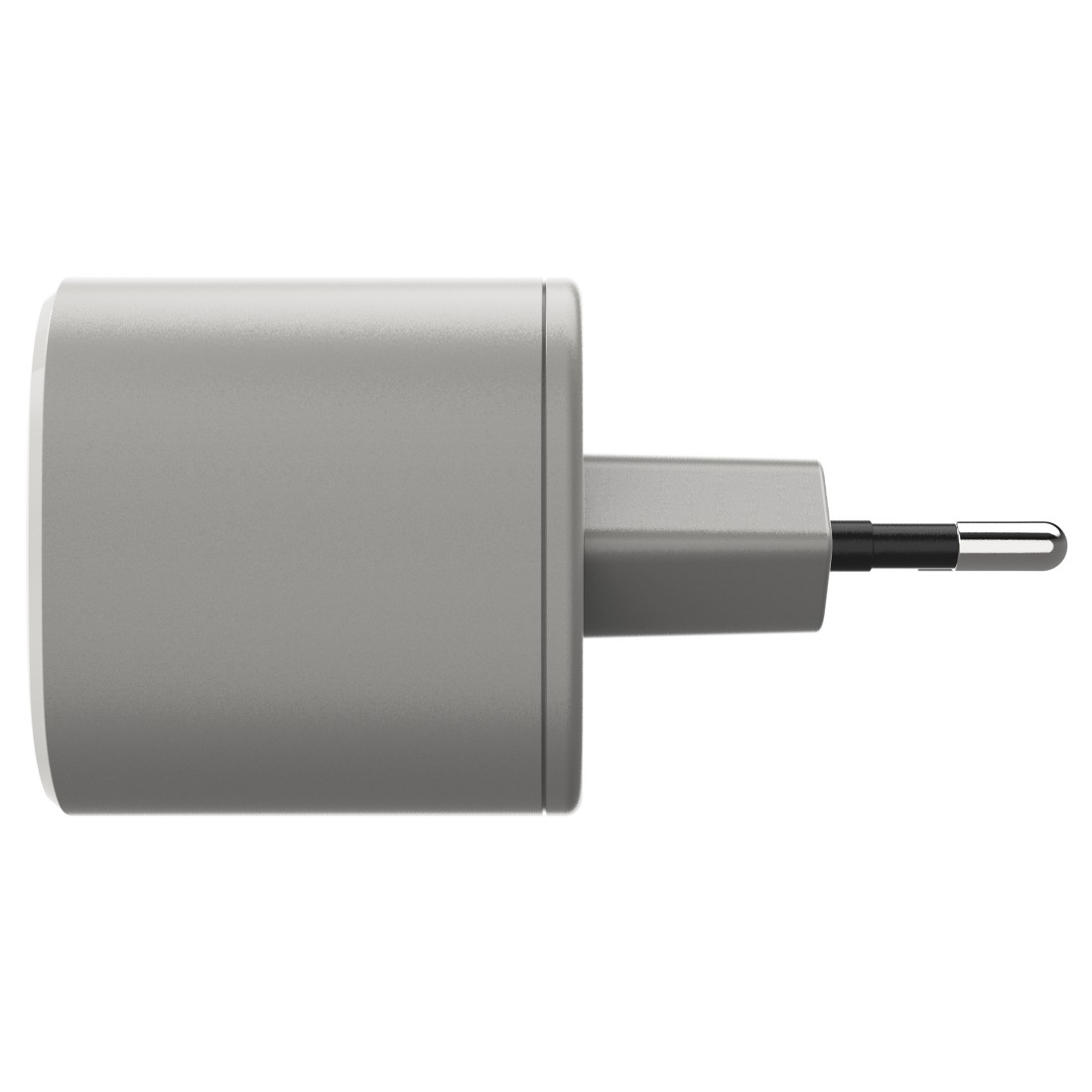 Graues Wandladegerät mit Stecker. Seitenansicht, freigestellt auf weißem Hintergrund.