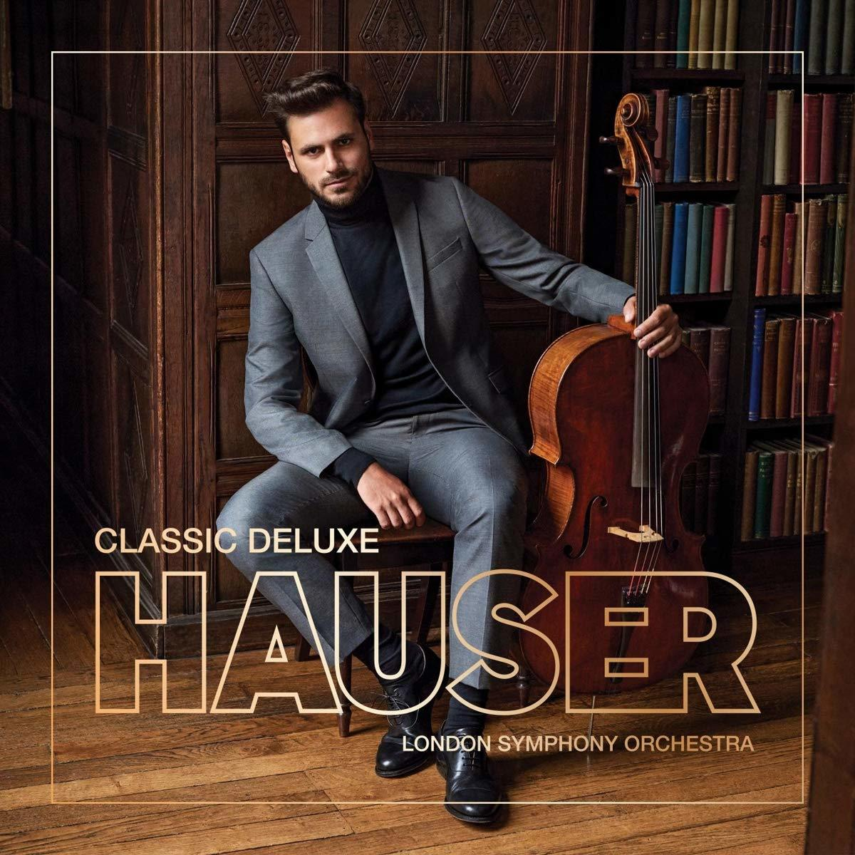 Egy öltönyös férfi egy könyvtárban egy csellót tart, a 'Classic Deluxe HAUSER' felirattal.