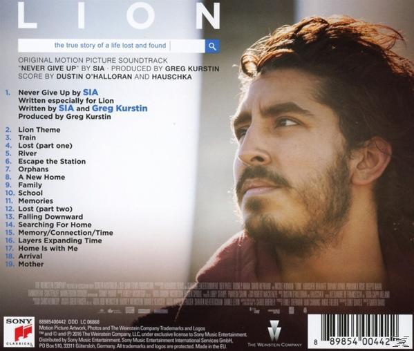 A Lion filmzene CD-borítója egy férfi arcával. A szöveg tartalmazza a film részleteit és a dalok címeit.