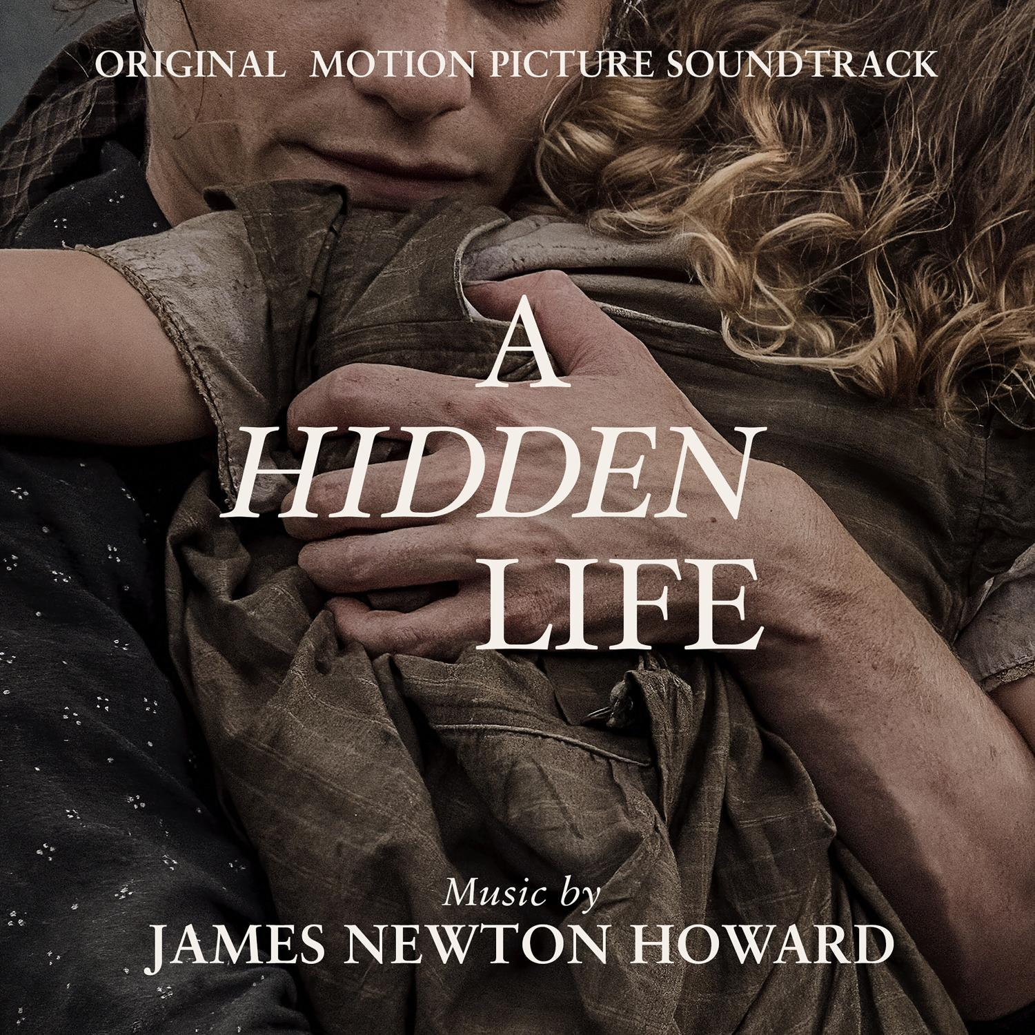 A "A Hidden Life" filmplakátja. Emberek ölelése közelről.