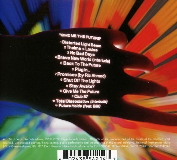 Hand mit Text eines Musikalbums. Enthält Titelliste. Blauer und lila Hintergrund.