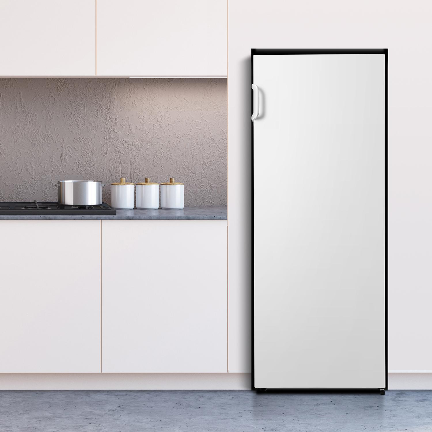 Ein weißer Kühlschrank steht vor einer weißen Wand in einer Küchenumgebung.