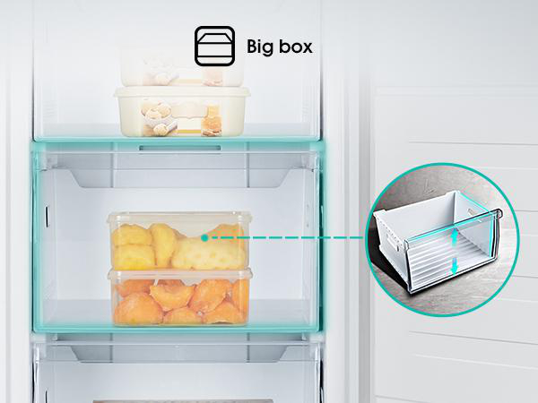 Kühlschrankinnenraum mit offenen Schubladen mit Lebensmitteln. Textlabel: Big Box. Klare Behälter.