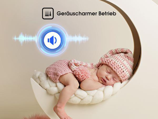 Ein Baby schläft in einer mondförmigen Wiege.