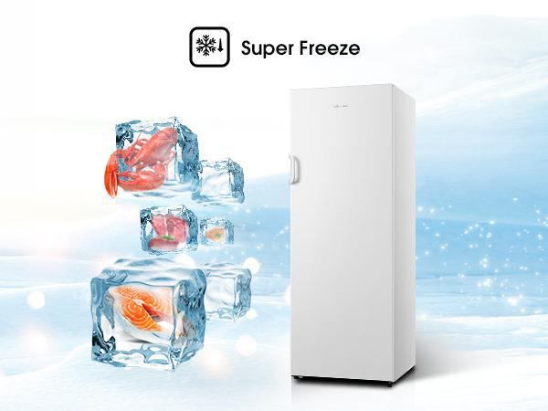 Weißer Kühlschrank. Eiswürfel mit Essen schweben davor.