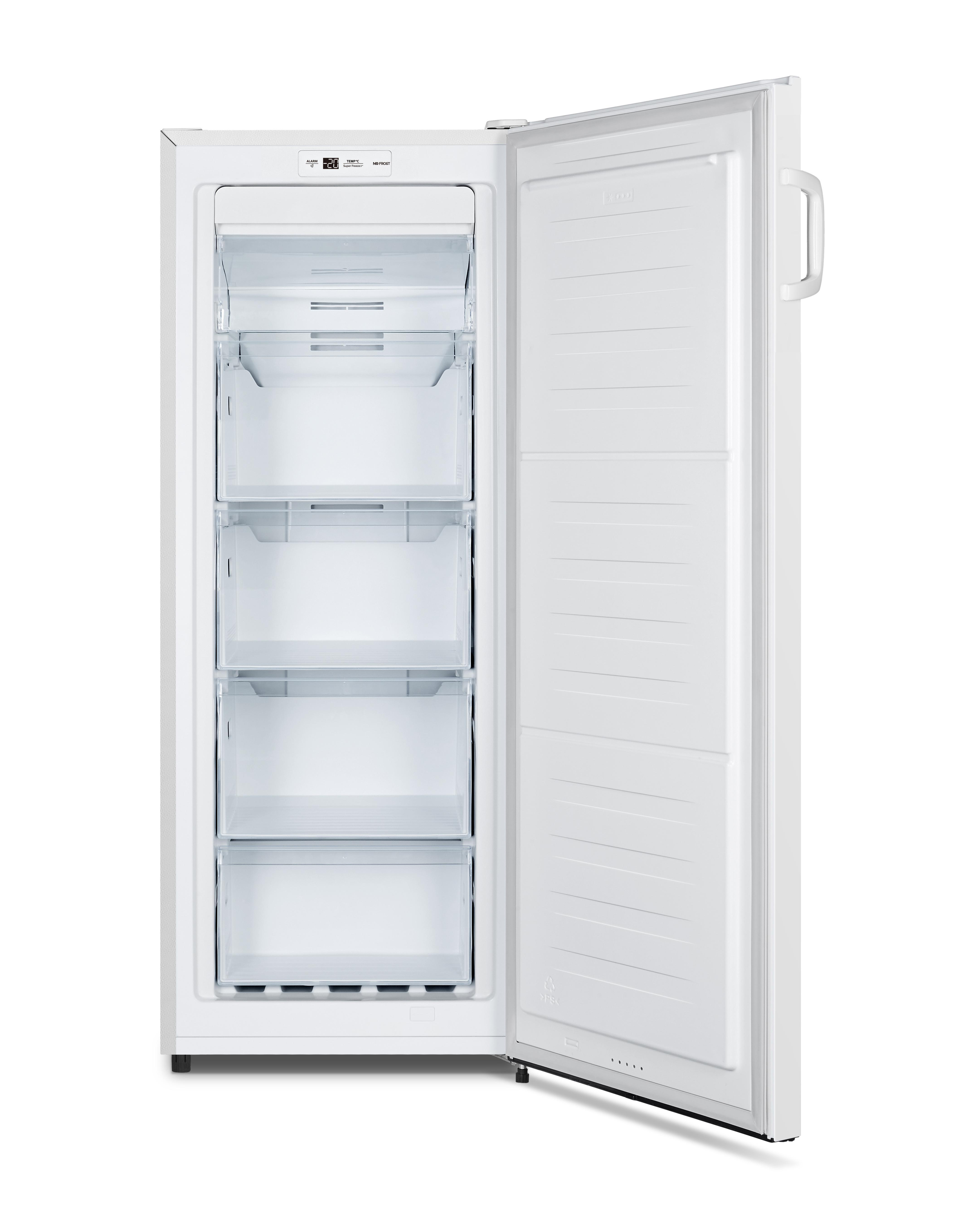 Weißer Kühlschrank mit offener Tür, zeigt Regale und Schubladen.