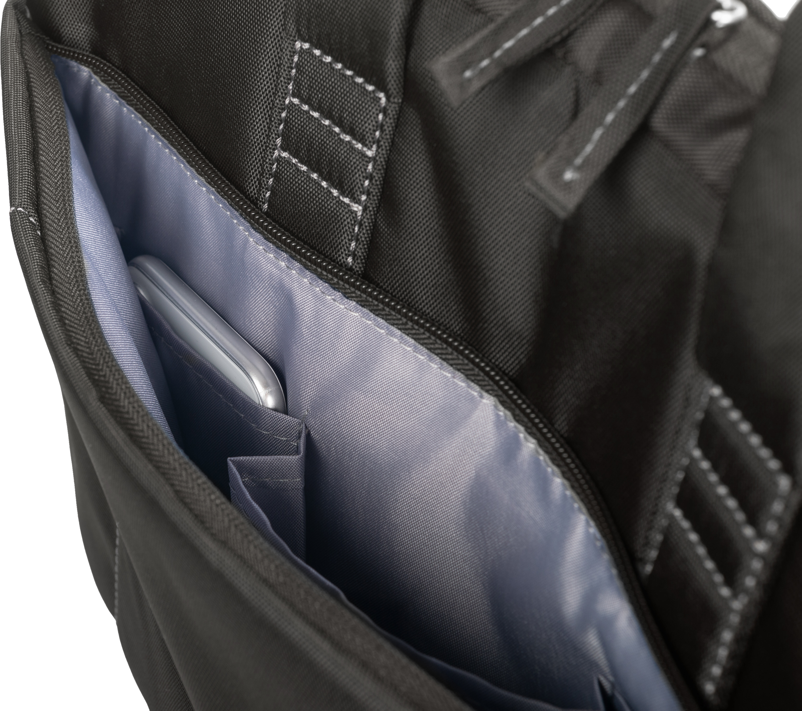 Geöffnete schwarze Tasche mit Telefon in einer Tasche. Weiße Nahtdetails sind sichtbar.