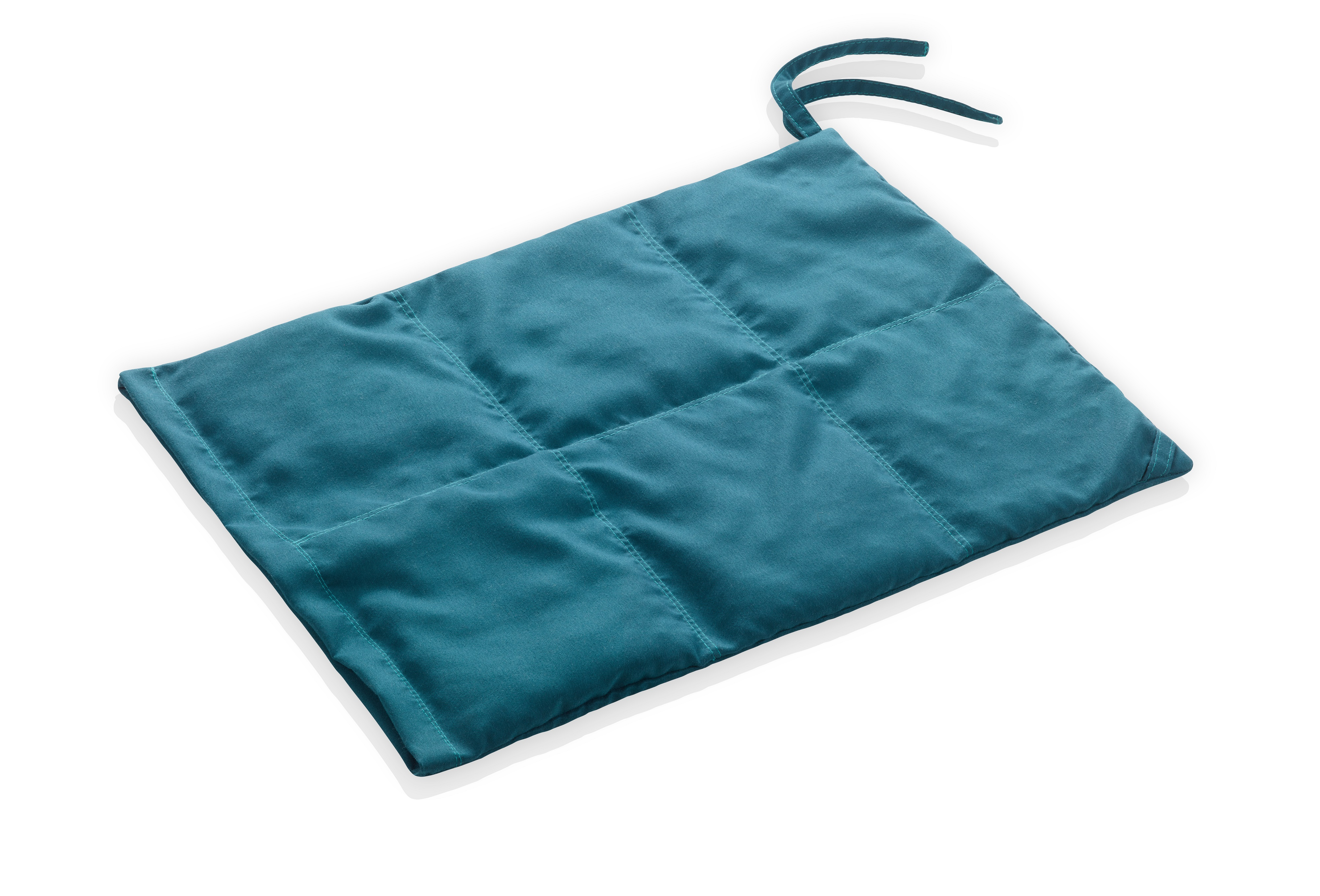 Een turquoise, gewatteerde, rechthoekige verzwaarde deken met strikken op een witte achtergrond.