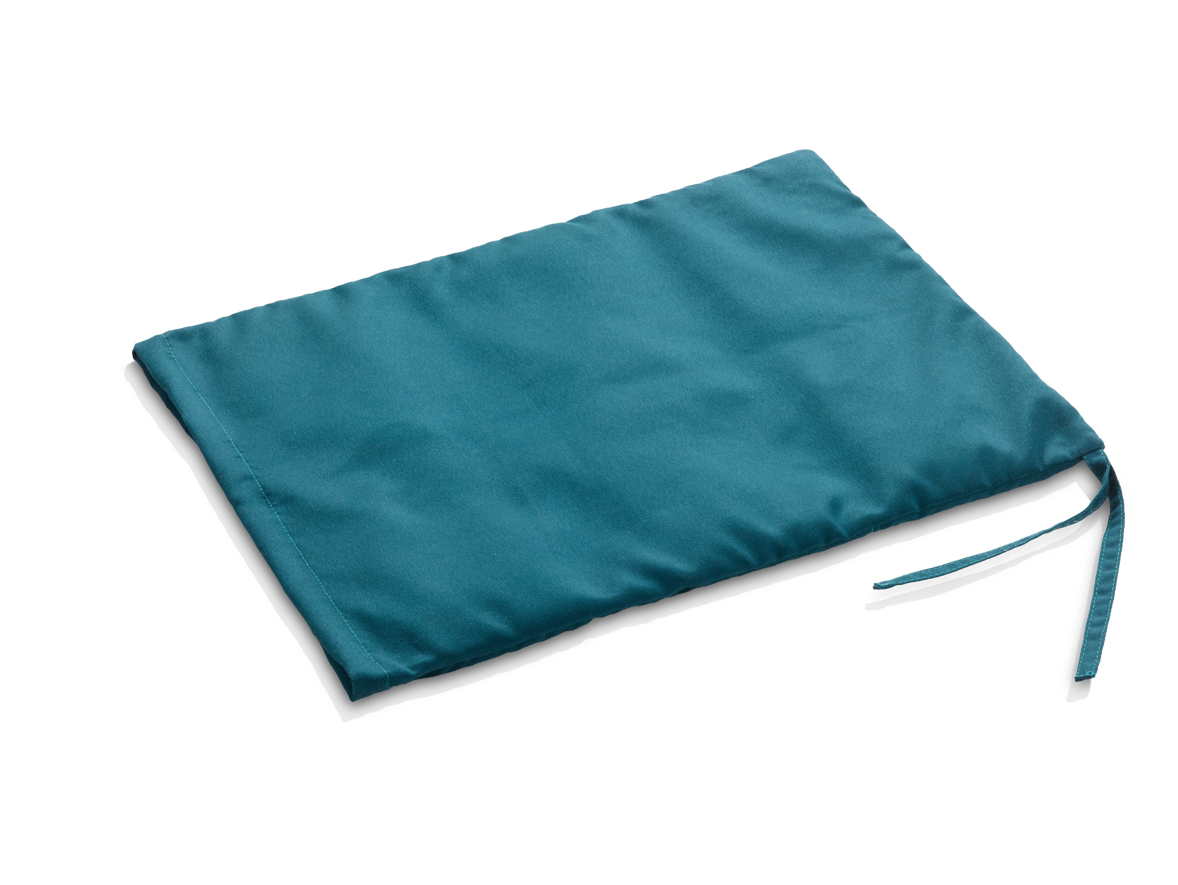 Teal rechthoekig kussen met strikjes op een witte ondergrond.