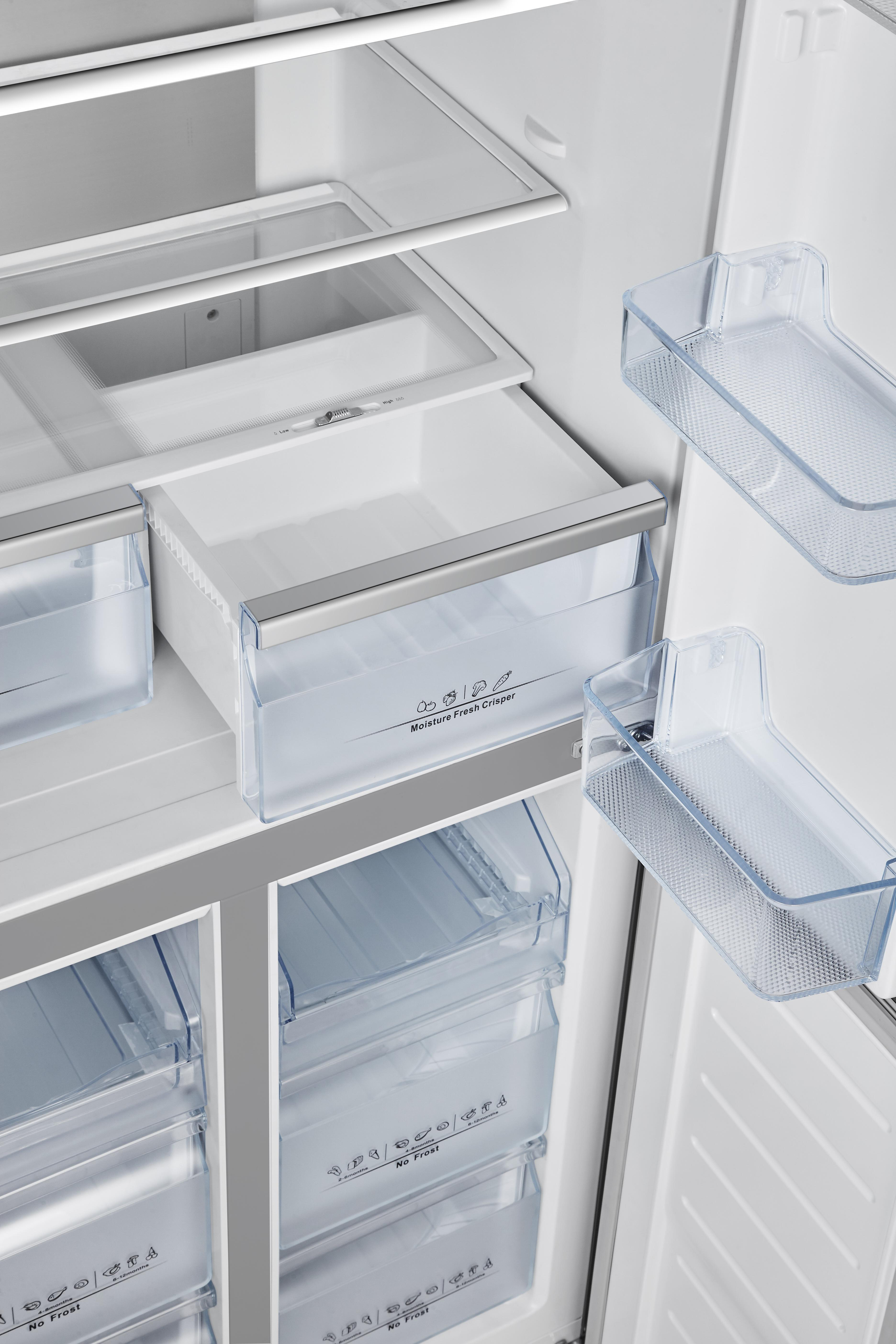 Kühlschrankinnenraum mit Regalen und transparenten Schubladen, offene Ansicht.