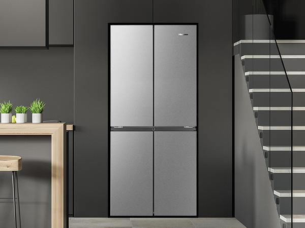 Moderner Kühlschrank mit vier Türen, Edelstahl-Finish, in einer modernen Küche.