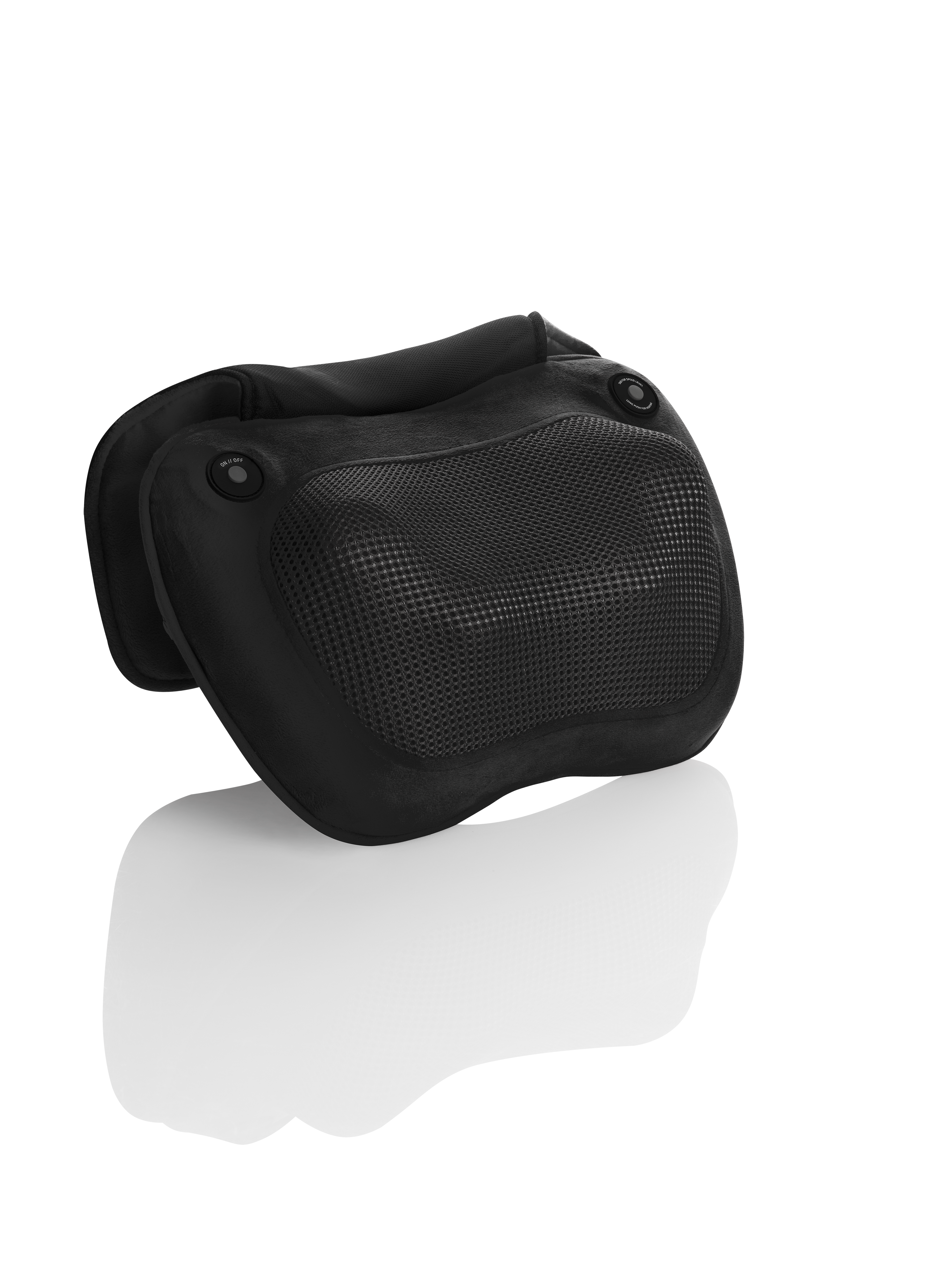 Appareil de massage noir. Il a deux boutons et une section en mesh. Ombre blanche en dessous sur fond noir.