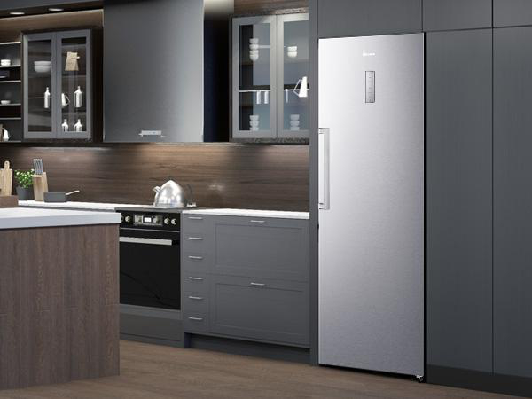 Kühlschrank aus Edelstahl in einer modernen Küchenumgebung.