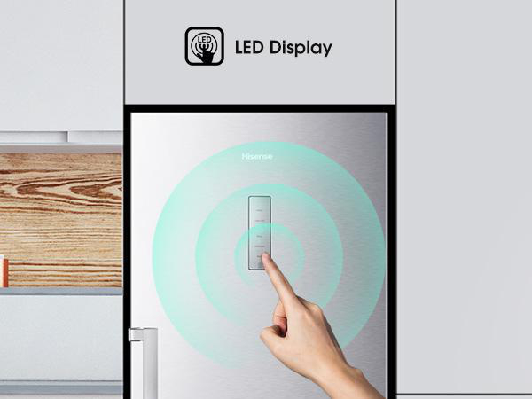 Eine Hand berührt ein LED-Display an einem Kühlschrank. Visualisiert die Benutzeroberfläche.