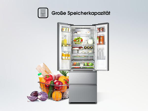 Ein moderner Kühlschrank ist geöffnet und zeigt Lebensmittel. Vorne steht ein Korb mit Produkten. Der Text oben lautet: Große Speicherkapazität.