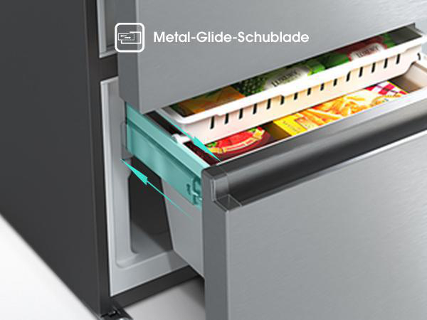 Nahaufnahme einer Kühlschublade mit Lebensmittelboxen. Die Schublade ist geöffnet und zeigt Artikel wie gefrorenes Gemüse und Pommes Frites.