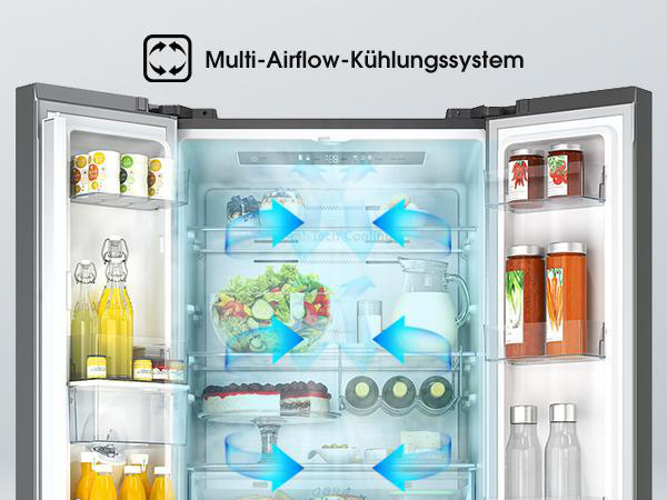 Offener Kühlschrank mit Lebensmitteln wie Salat, Kuchen, Gläsern und Flaschen. Pfeile zeigen das Multi-Airflow-Kühlsystem an.