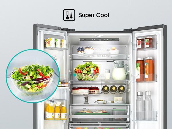 Geöffneter Kühlschrank zeigt Salat, Saft, Kuchen und verschiedene Lebensmittel. 'Super Cool'-Symbol sichtbar.