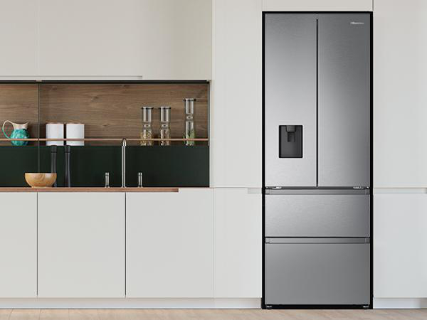 Eine moderne Küche mit einem großen Kühlschrank aus Edelstahl. Weiße Schränke und Holzregale sind ebenfalls zu sehen.