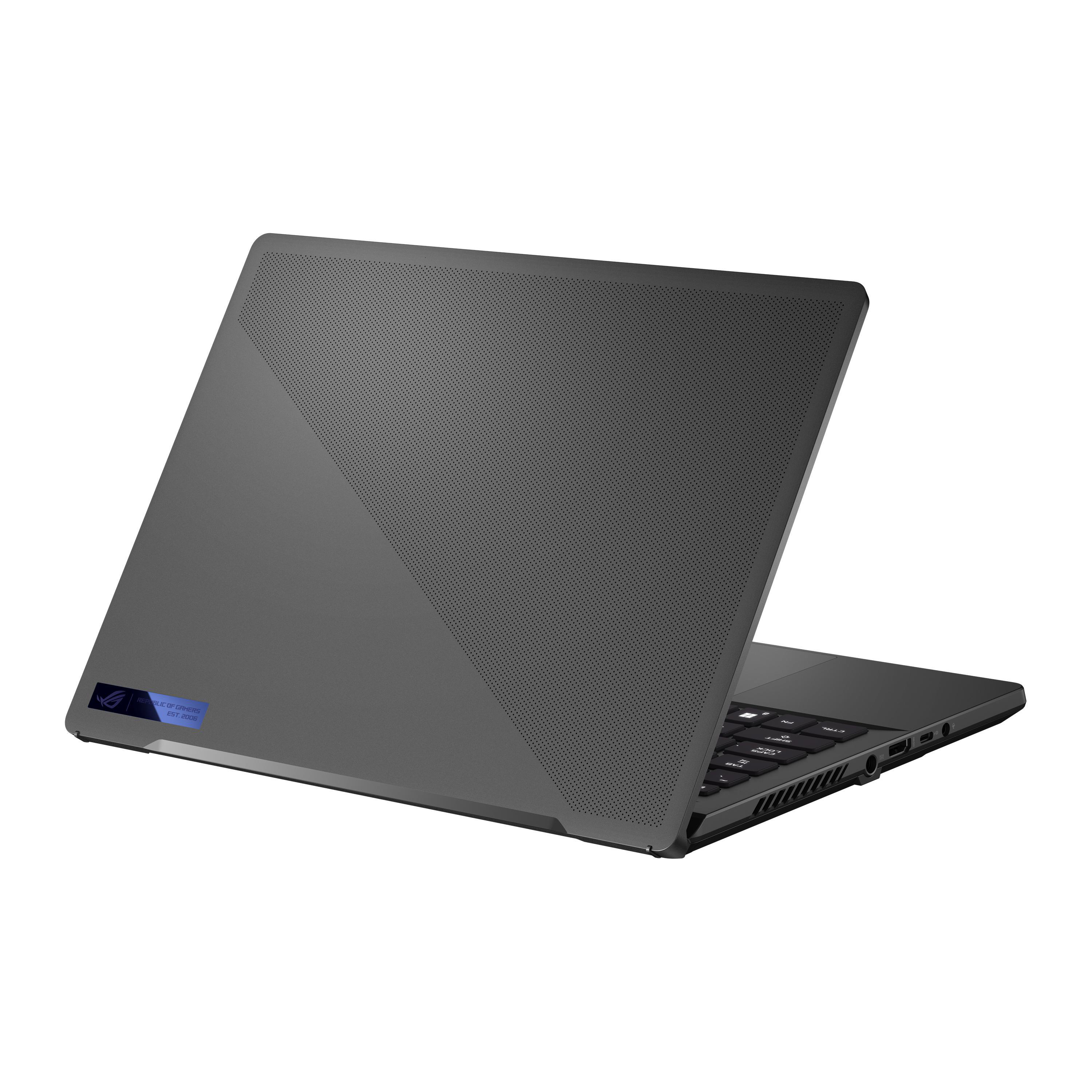 Ein grauer Laptop, abgewinkelt, zeigt die Rückseite mit Logo und perforiertem Design.