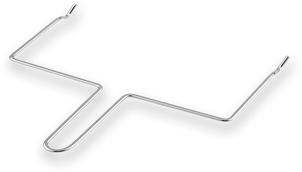 Ein Metall-Drahtgestell in quadratischer Form. Es ist silberfarben und hat einen Griff. Das Gestell befindet sich auf einer weißen Oberfläche.