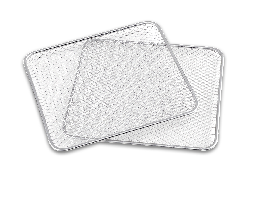 Zwei silberne, quadratische Heißluftfritteusen-Körbe mit Maschendesign, vor weißem Hintergrund.