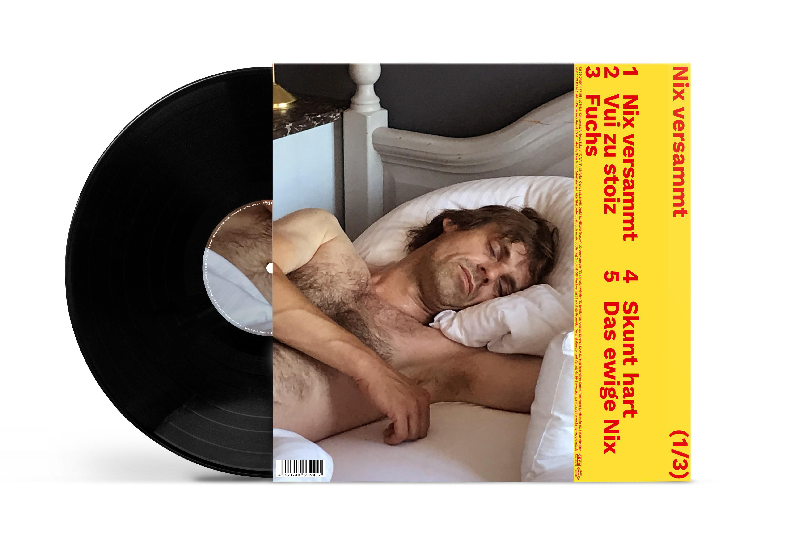 Ein Mann schläft im Bett, im Vordergrund eine Schallplatte und Albumcover.
