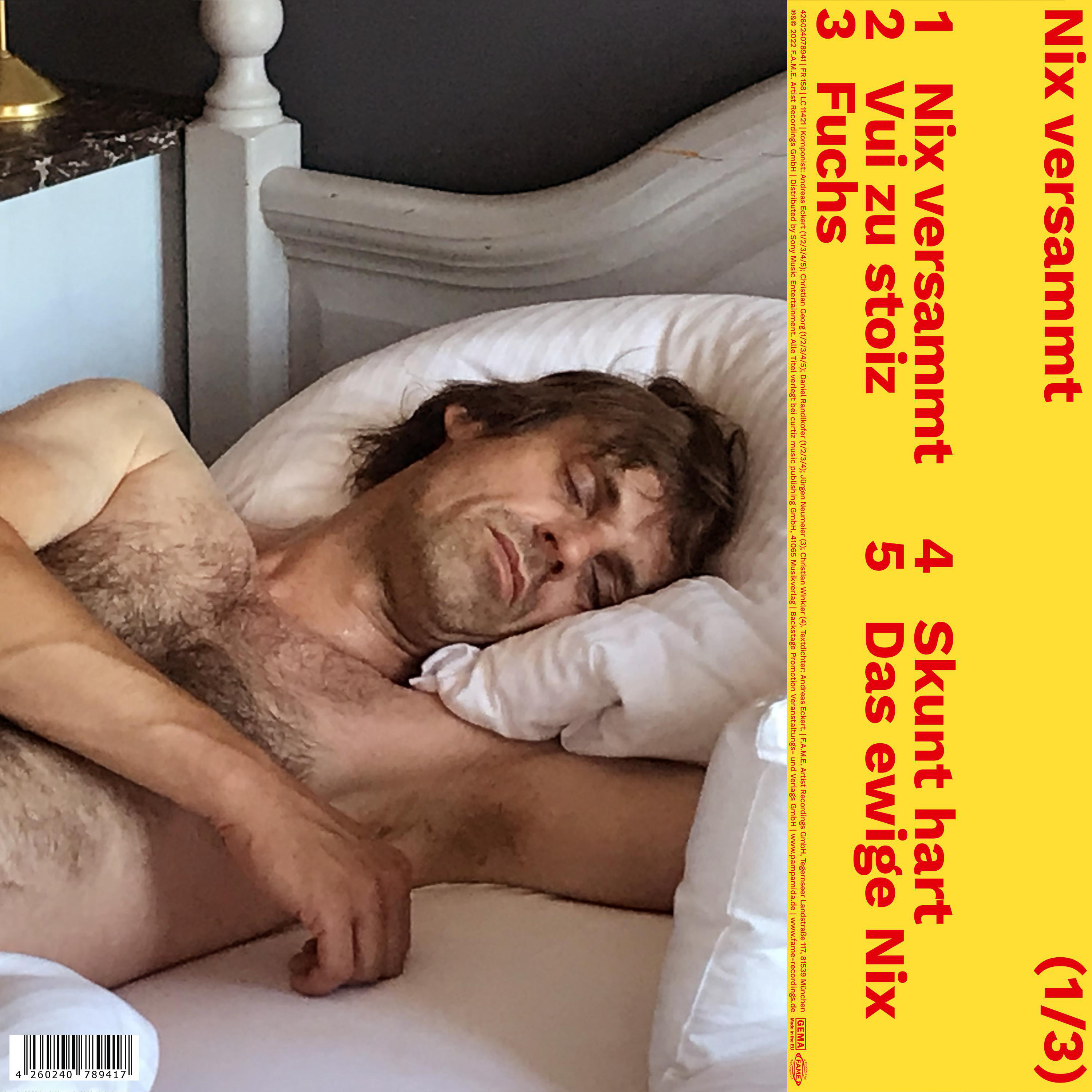 Ein Mann liegt im Bett, ohne Hemd. Ein gelber Balken zeigt deutschen Text.