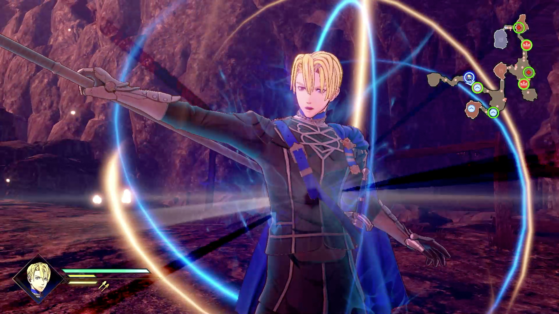 Personaggio di un videogioco che tiene una lancia, con un'aura blu. Sfondo marrone.
