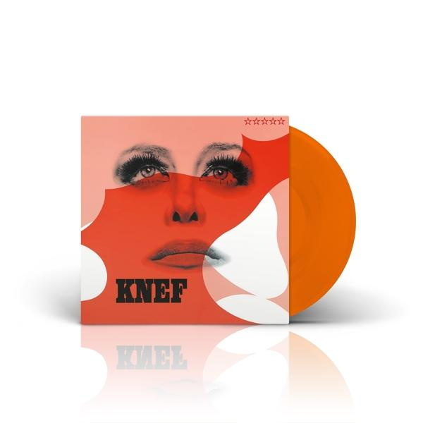 Orangefarbene Schallplatte und Albumcover. Das Cover hat eine Gesichtsillustration. Weißer Hintergrund.