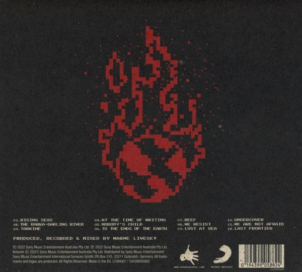 Albumcover mit rotem feuerähnlichem Design, Trackliste und Credits.