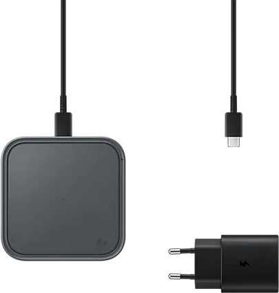 Ein kabelloses Ladepad, ein Ladekabel und ein Ladeadapter. Alles ist schwarz.