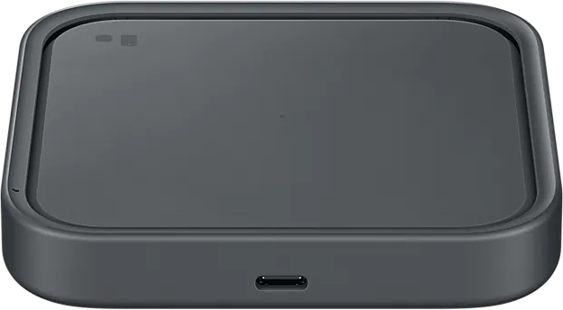 Ein graues quadratisches kabelloses Ladepad mit einem USB-C-Anschluss.