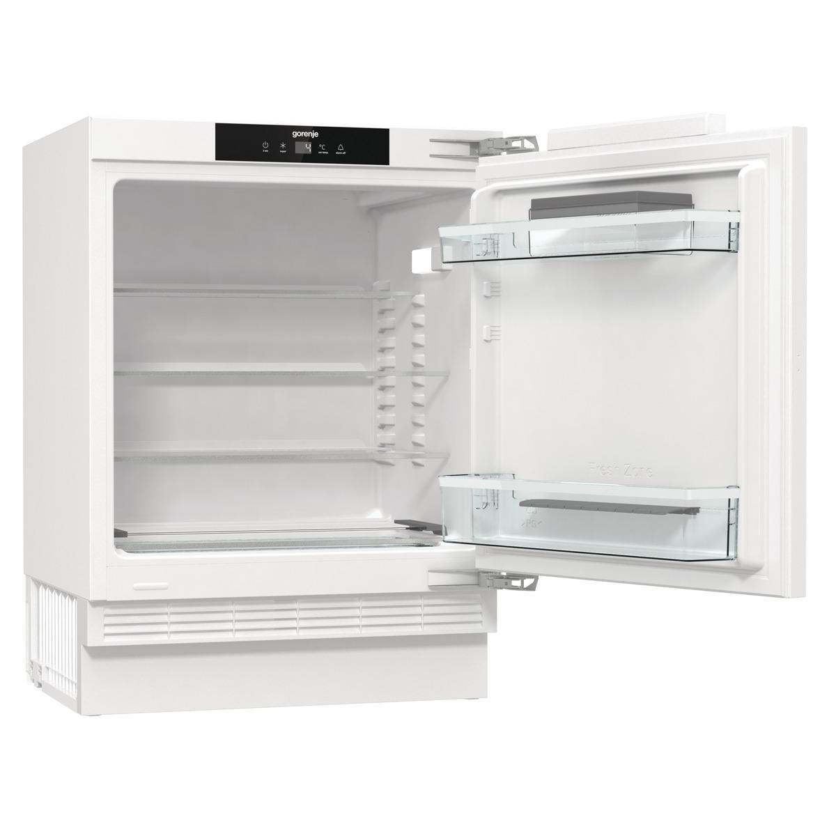 Weißer Kühlschrank mit geöffneter Tür, zeigt Regale und Schubladen. Weißer Hintergrund.