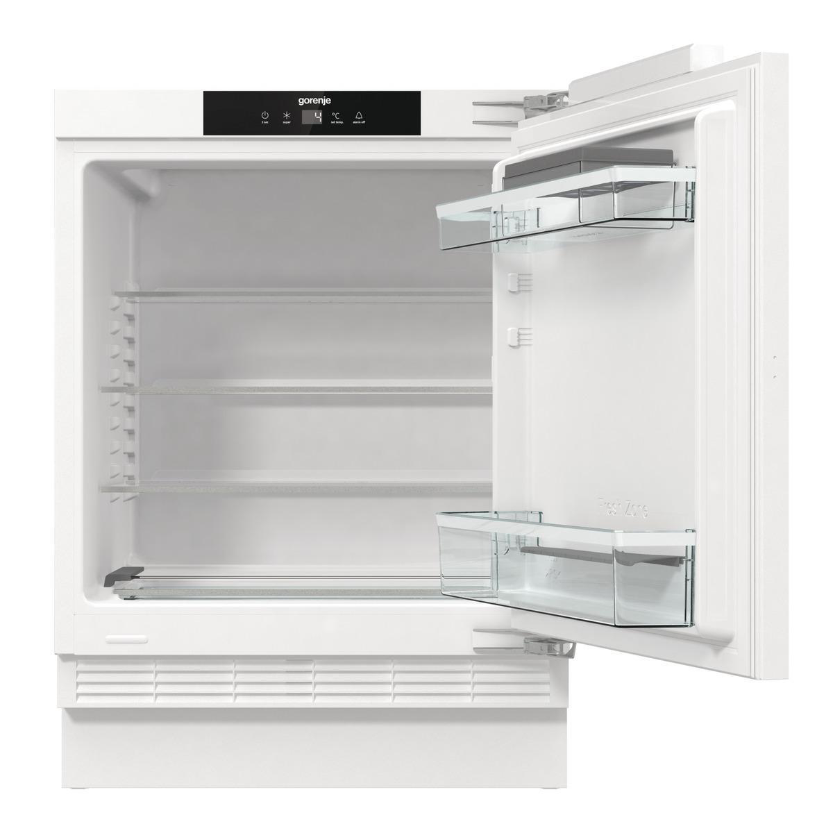 Weißer Kühlschrank mit offener Tür, Regale und Glasfächer. Weißer Innenraum.