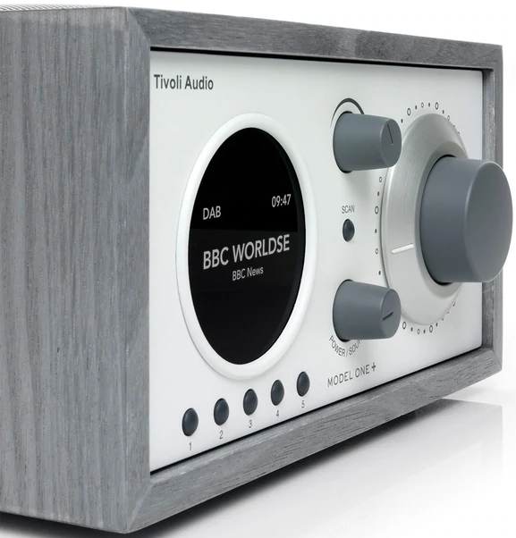 Radio avec boîtier en bois et affichage numérique montrant BBC World News.