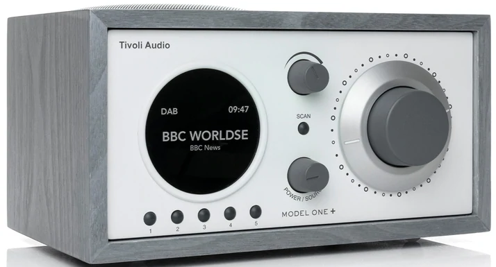 Radio avec une façade blanche, un cadre gris et le texte: BBC World Service.