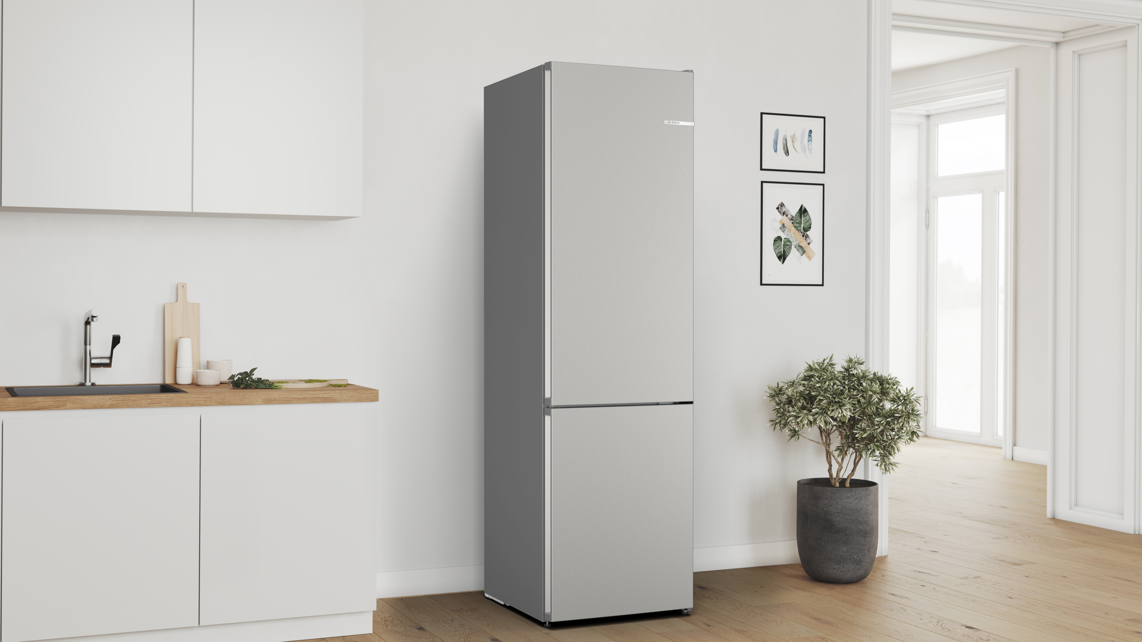 Silber-grauer Zwei-Türen-Kühlschrank in einer Küche.
