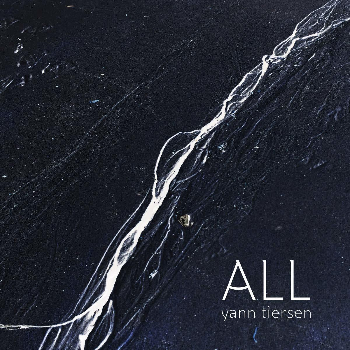 Album borító, sötét háttér, fehér csík és az ALL szó. Művész Yann Tiersen.