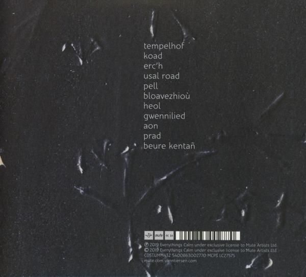 Album borító fehér szöveggel fekete háttéren, absztrakt fehér jelekkel.