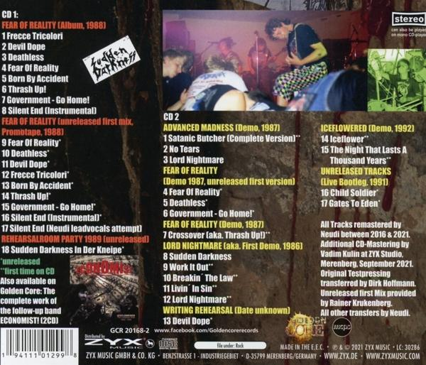 CD-Cover mit Albumdetails, Bandlogo und Trackliste. Hintergrundbild zeigt eine Bandperformance.