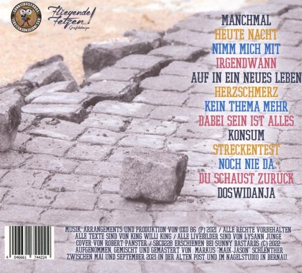 Rückseite einer CD-Hülle mit Text und Barcode auf Backsteinoberfläche.