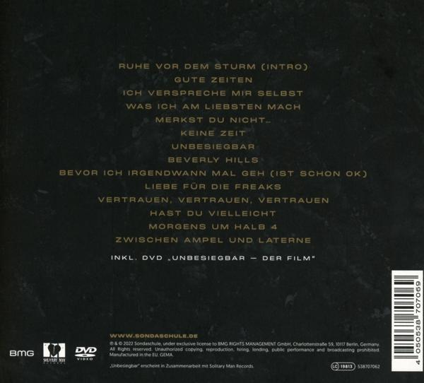 Album-Rückseite mit Text auf dunklem Hintergrund. Enthält Logo und Barcode unten.